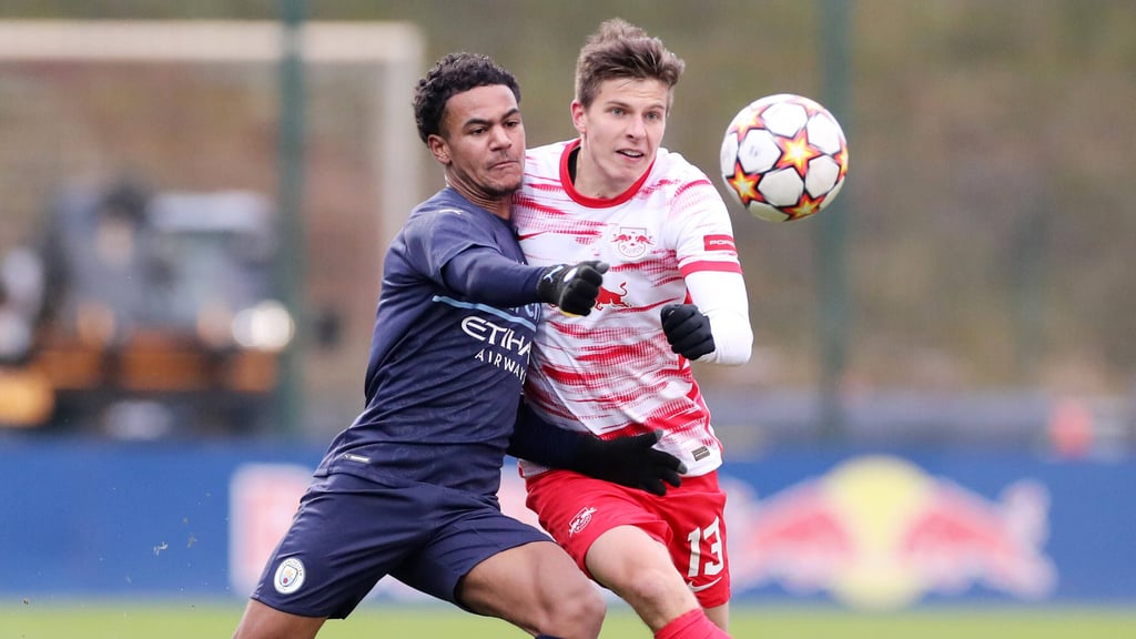 Oscar Bobb von Manchester City im Zweikampf mit Michael Kostka (r.) von RB Leipzig.