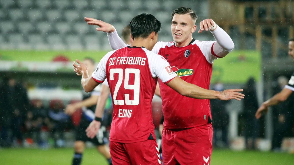 Der erste bei RB Leipzig ausgebildete Spieler mit einem Bundesligator: Freiburgs Ermedin Demirovic (r.).