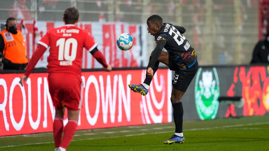 Überfordert und nervös: Nordi Mukiele gegen Max Kruse.