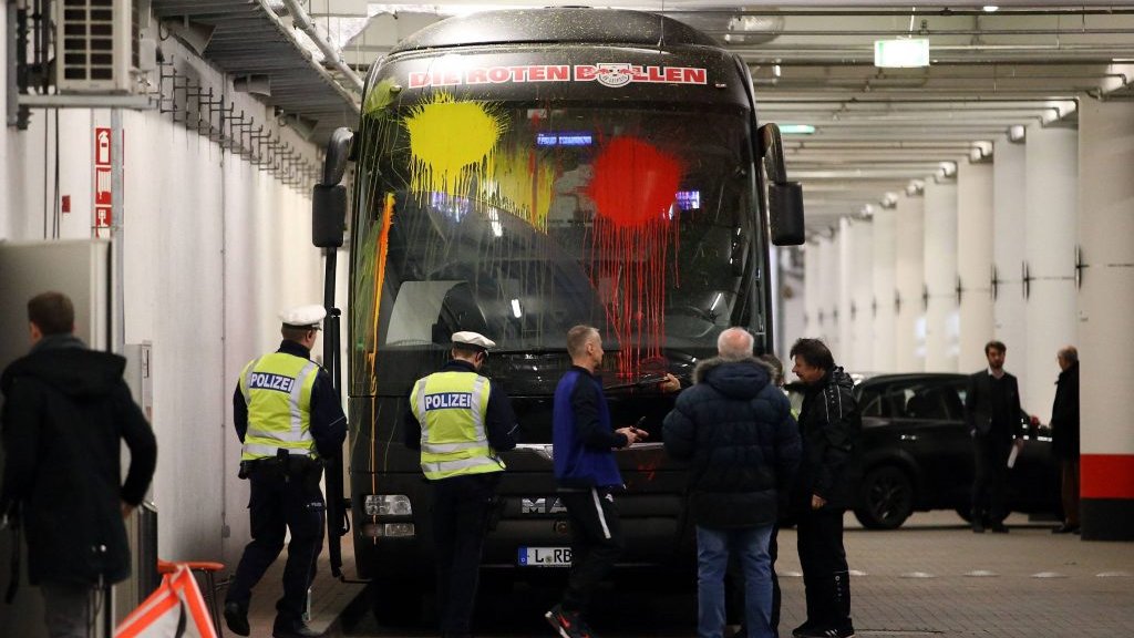 Der Mannschaftsbus von RB Leipzig ist vor dem Spiel gegen Bayer 04 Leverkusen Opfer einer Farbbeutel-Attacke geworden.