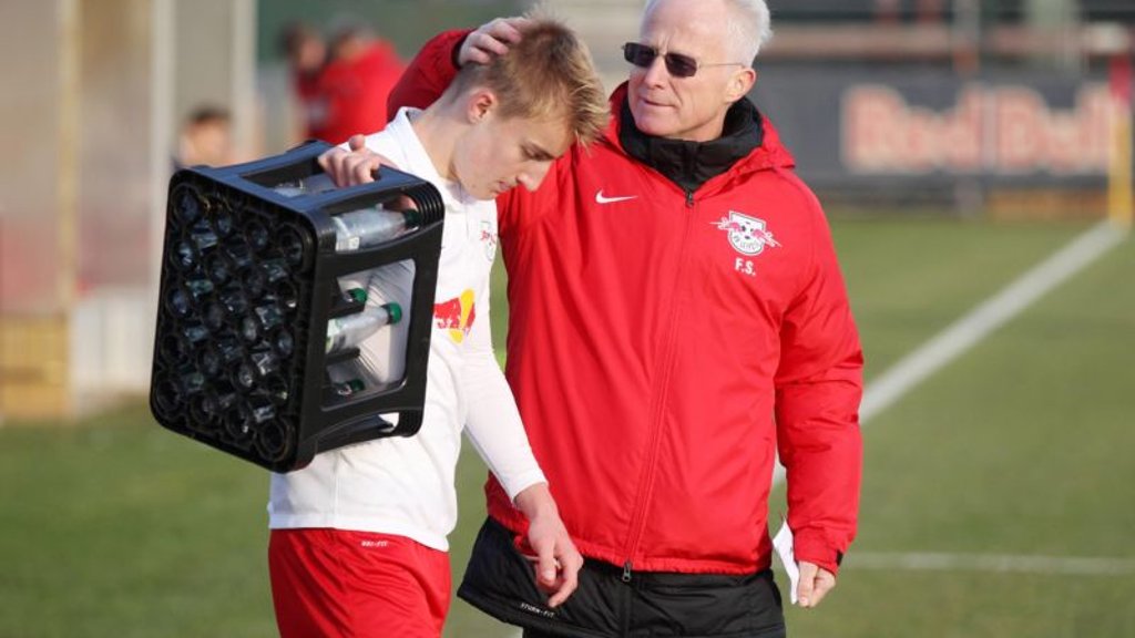 Väterlich streng: Schrof mit Nachwuchsspieler Fridolin Wagner.