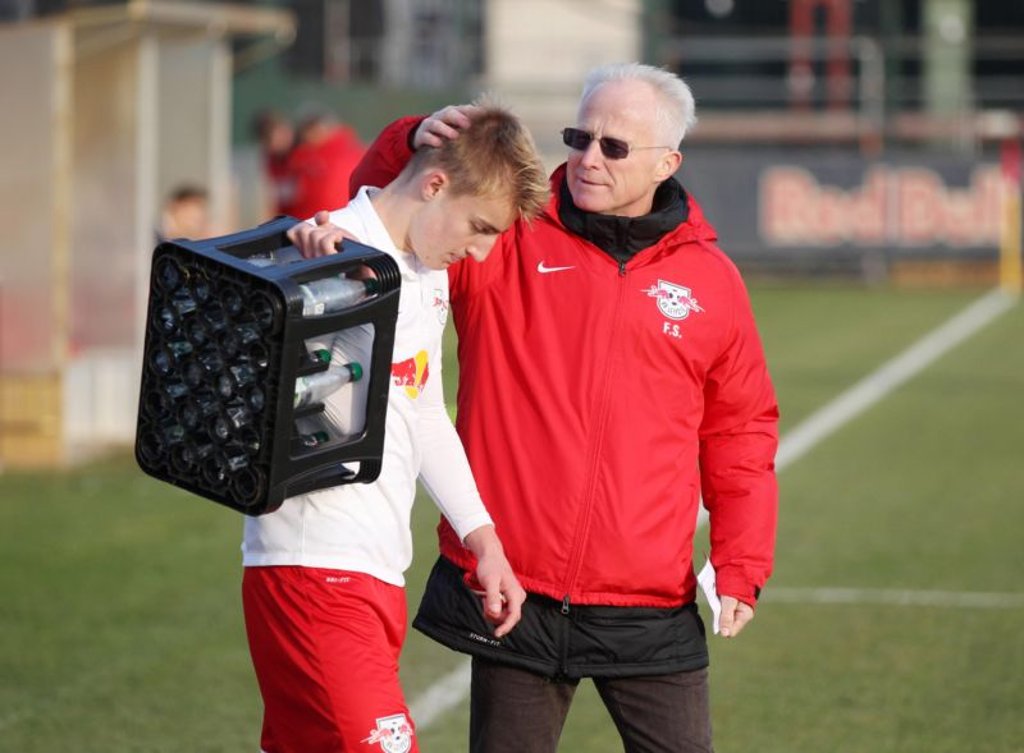 Väterlich streng: Schrof mit Nachwuchsspieler Fridolin Wagner.