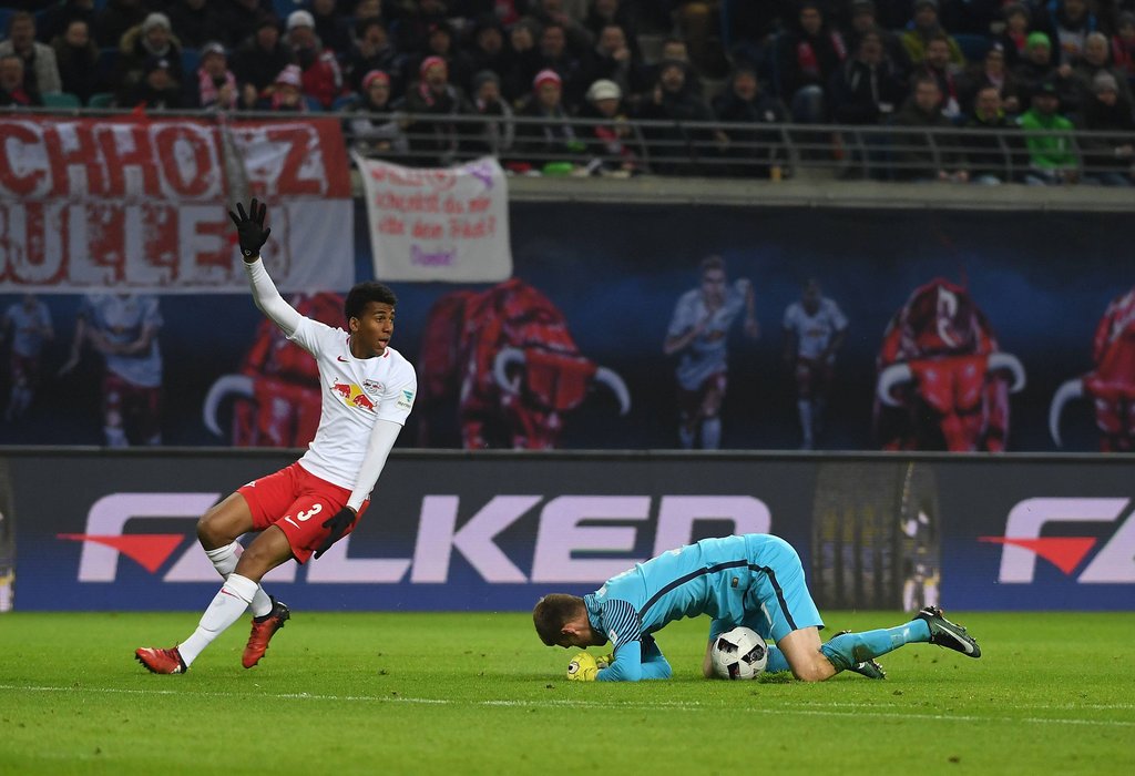 Als Hradecky den Ball außerhalb des Strafraums unter sich begrub: 2017 leistete sich die Eintracht einen Fauxpas und Bernardo hob den Reklamierarm.