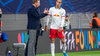 Du spielst - vielleicht: RB-Trainer Julian Nagelsmann redet auf Yussuf Poulsen ein.