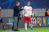 Du spielst - vielleicht: RB-Trainer Julian Nagelsmann redet auf Yussuf Poulsen ein.