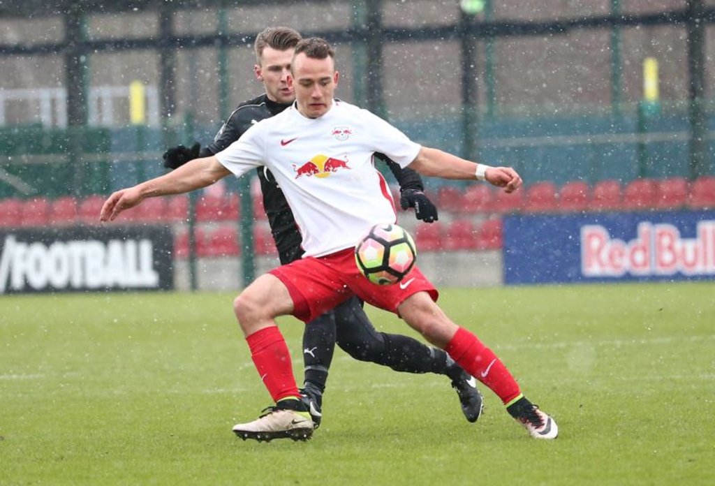 Timo Mauer schirmt den Ball künftig für Carl Zeiss Jena ab.