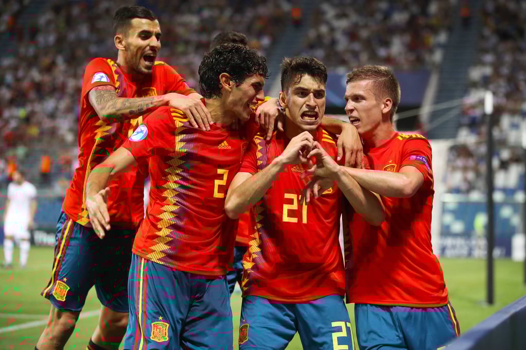 Kennen sich aus Spaniens U21: Marc Roca (2.v.r.) und Dani Olmo (rechts daneben)