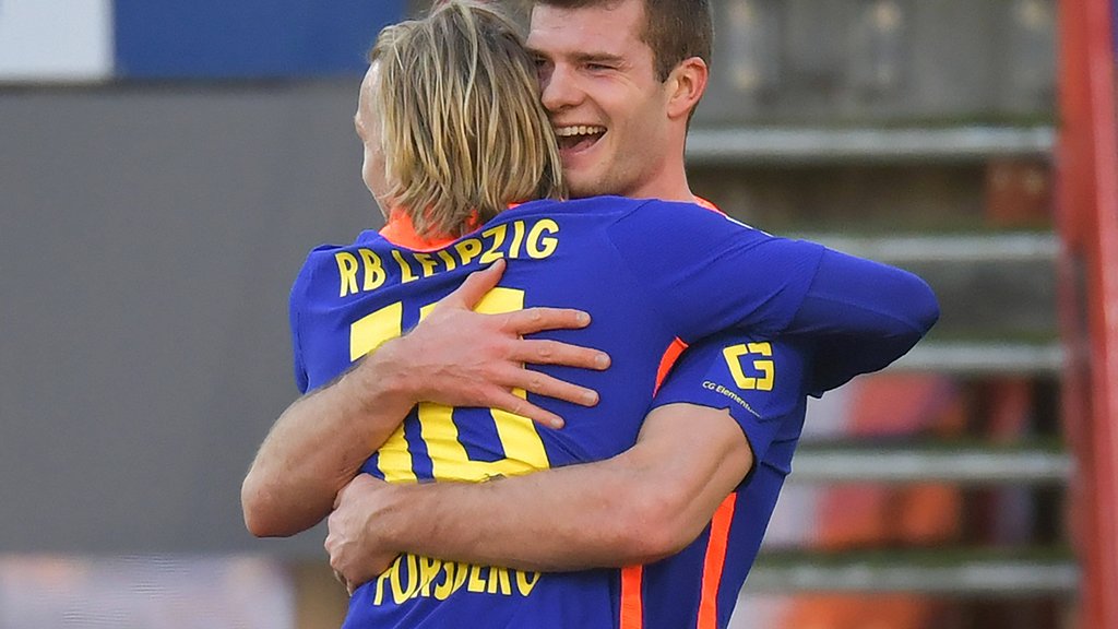 Alexander Sörloth (r.) bediente Emil Forsberg mit einem&nbsp;Pass zum 3:0-Endstand.&nbsp;