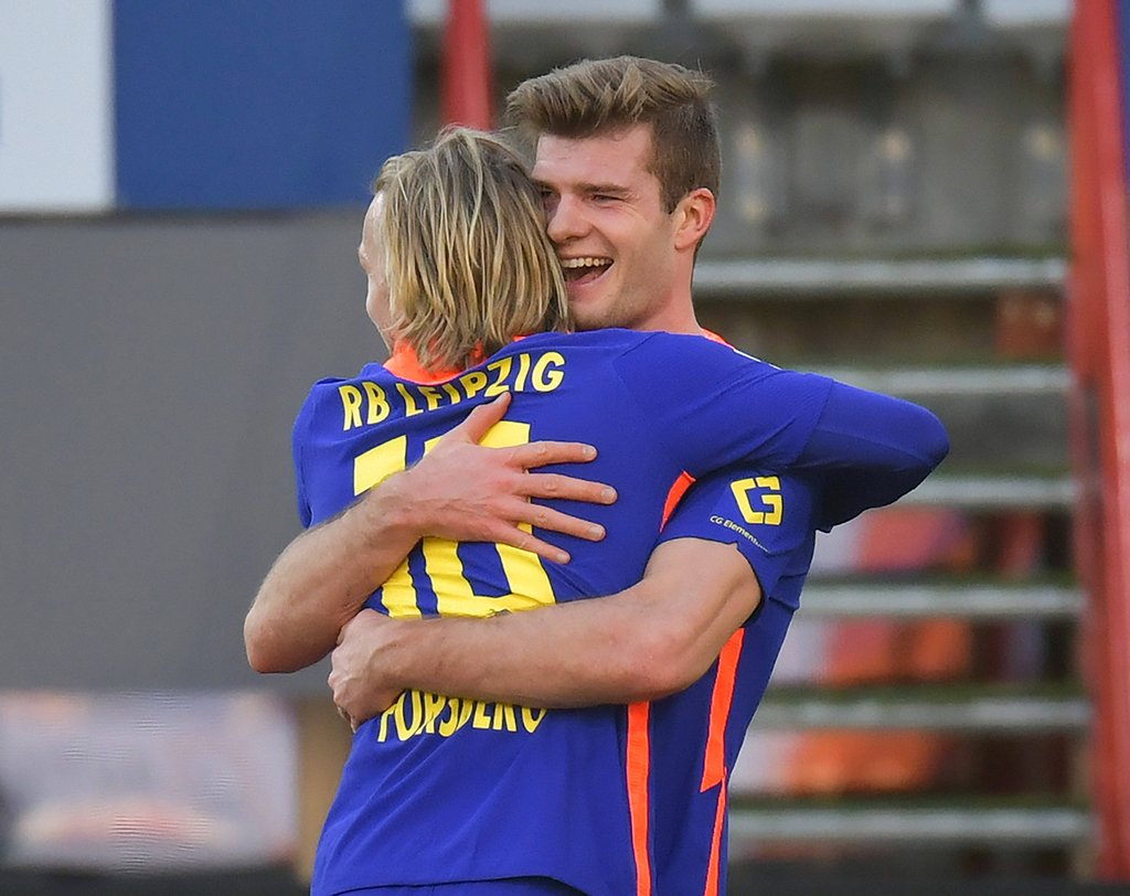 Alexander Sörloth (r.) bediente Emil Forsberg mit einem Pass zum 3:0-Endstand. 