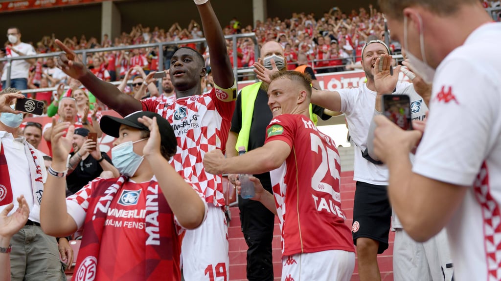 Der Mainzer Kapitän Moussa Niakhate feiert in Mitten der Fans. Der DFB hat nun eine Geldstrafe gegen den Klub verhängt.