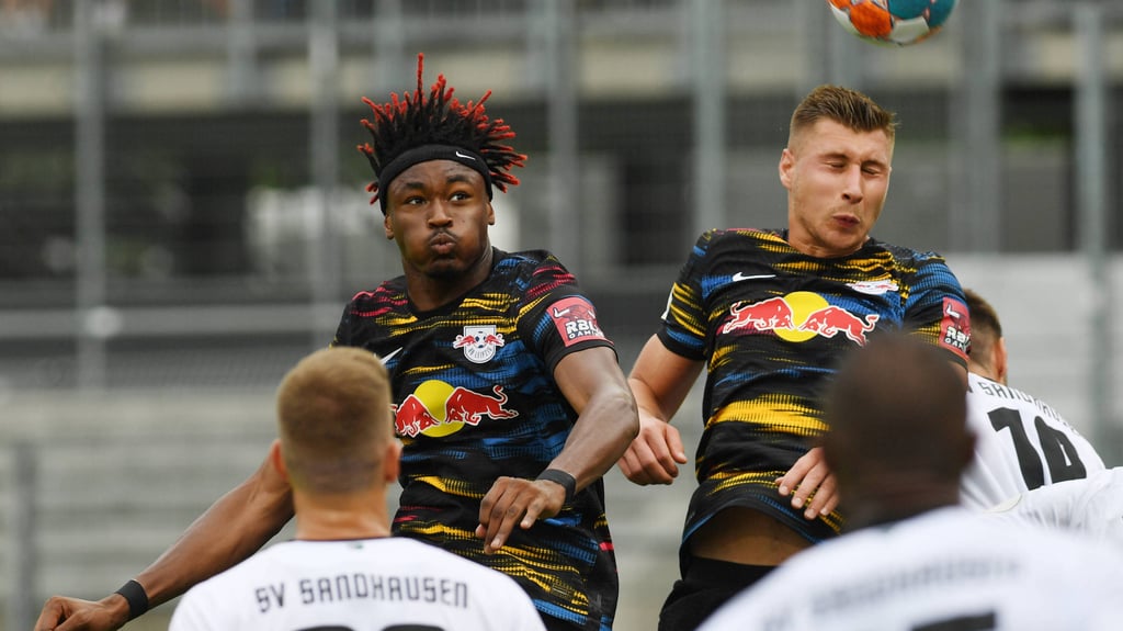 Wieder zusammen in einer Viererkette? Mohamed Simakan (li) und Willi Orban 