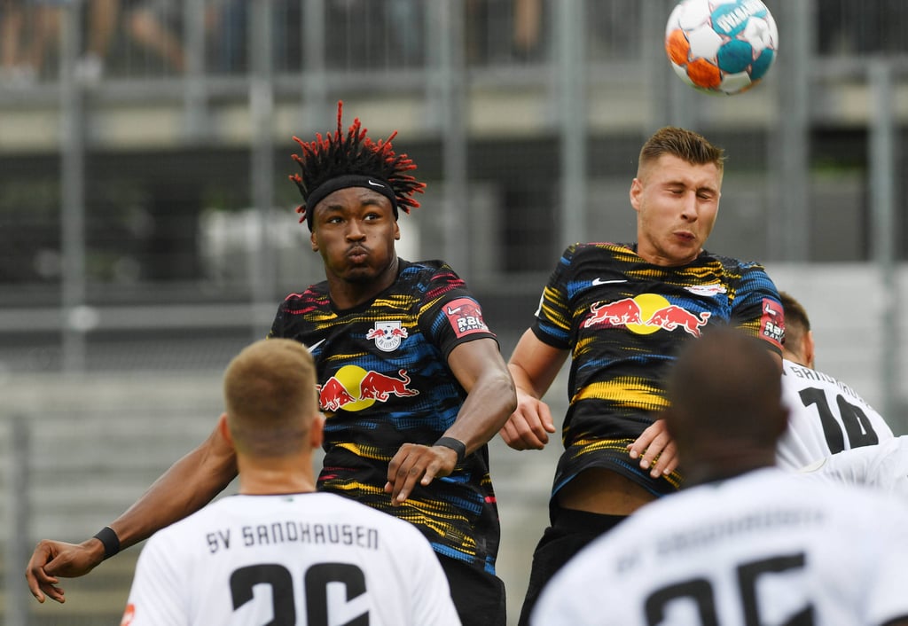 Wieder zusammen in einer Viererkette? Mohamed Simakan (li) und Willi Orban 