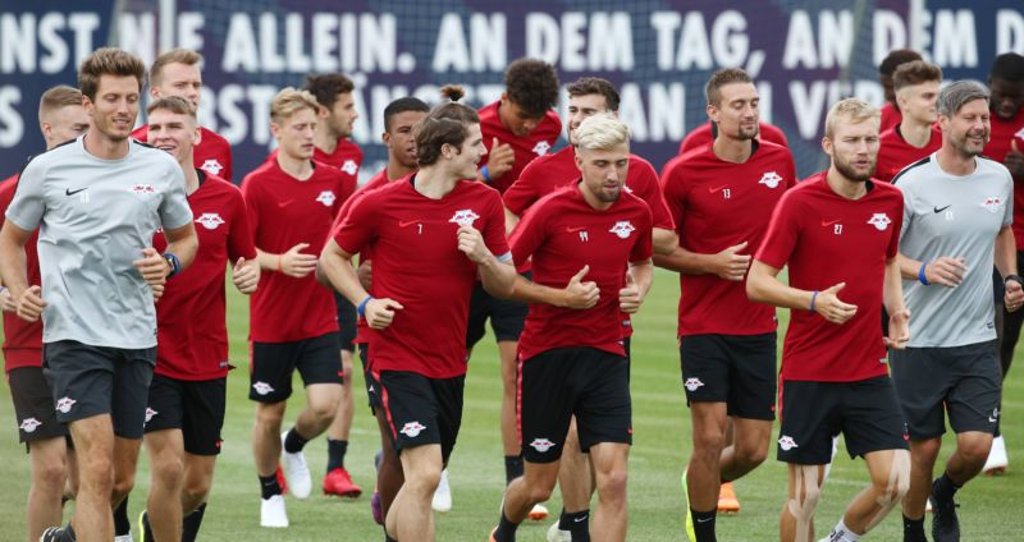 Im Gleichschritt. Der RB-Kader wärmt sich auf.