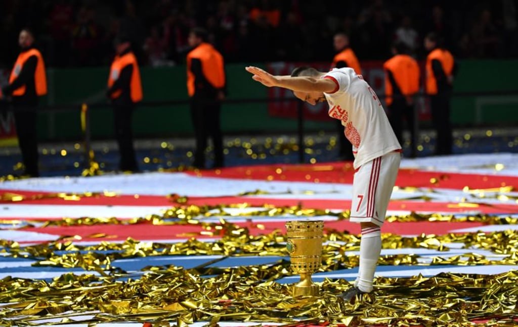 Franck Ribery (FC Bayern), jubelt mit dem Pokal und verbeugt sich in der Fankurve vor den Bayern-Fans RB Leipzig – FC Bayern München DFB-Pokal 2018/2019, Finale, Endspiel, Deutscher Fussball Bund, DFB, Pokal, Pokalfinale, Fußball, Fussball, soccer, Herren, Deutschland, Germany Berlin, 25.5.2019 Olympiastadion *** Franck Ribery FC Bayern , cheers with the cup and bends in the fan curve before the Bayern fans RB Leipzig FC Bayern Munich DFB Cup 2018 2019, final, final, German Football Association, DFB, cup, cup final, football, soccer, men, Germany, Germany Berlin, 25 5 2019 Olympiastadion