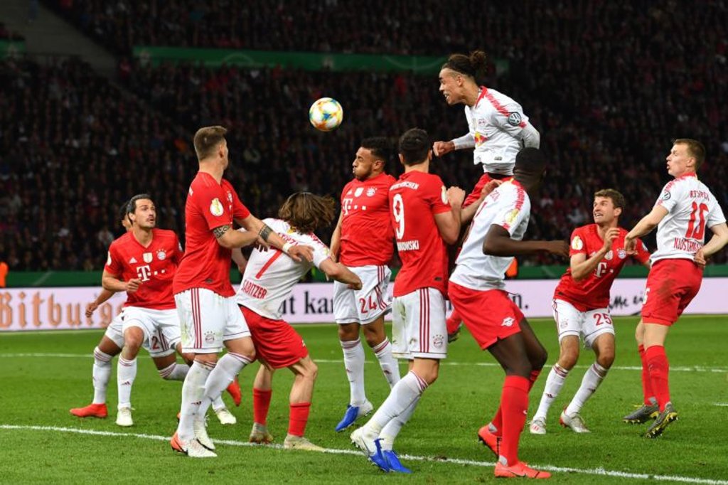 Yussuf Poulsen kommt zum Kopfball.