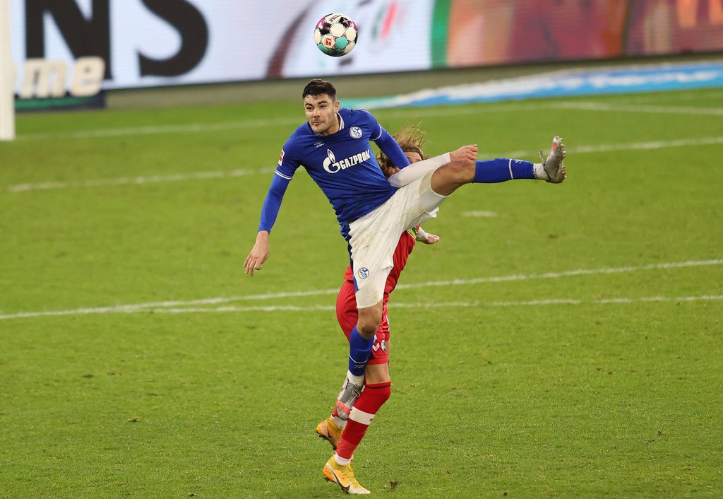 Schalkes Ozan Kabak gilt als kopfballstarker Innenverteidiger.