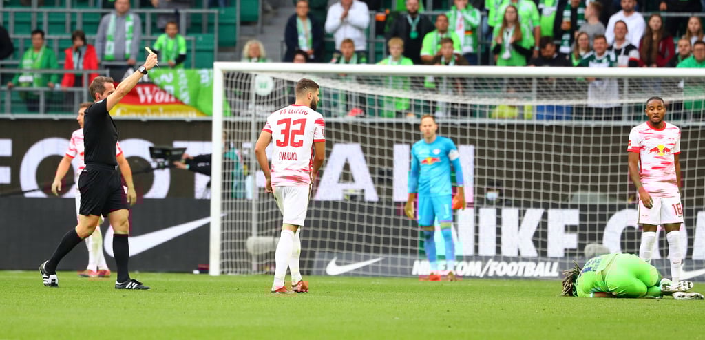 Schiedsrichter Tobias Stieler zeigt Josko Gvardiol (2.v.l.) nach Foul an Kevin Mbabu die Gelbe Karte.