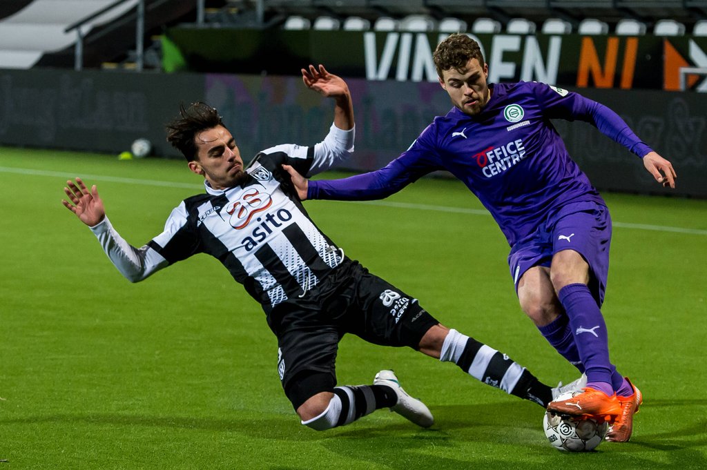 Gabriel Gudmundsson (r.) im Duell mit Giacomo Quagliata von Heracles Almelo.