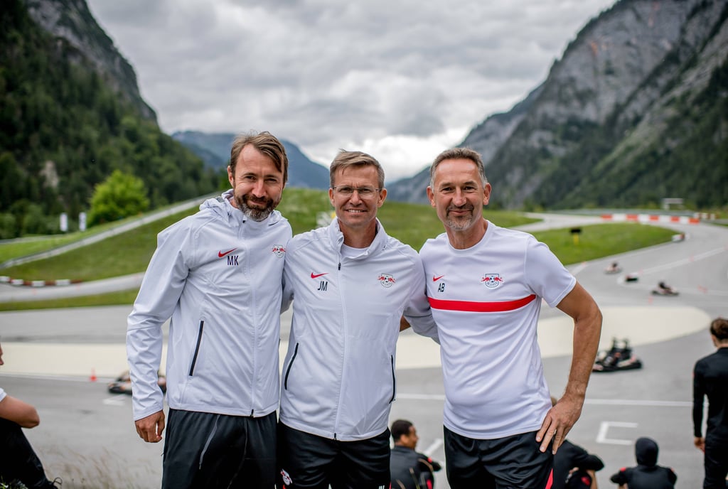 Leipzigs Co-Trainer Marco Kurth, Coach Jesse Marsch und Co-Trainer Achim Beierlorzer (v.l.n.r.) beim Trainingslager in Saalfelden.