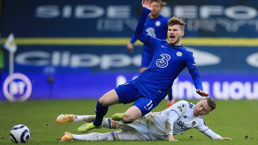 Timo Werner kommt gegen Leeds United zu Fall.