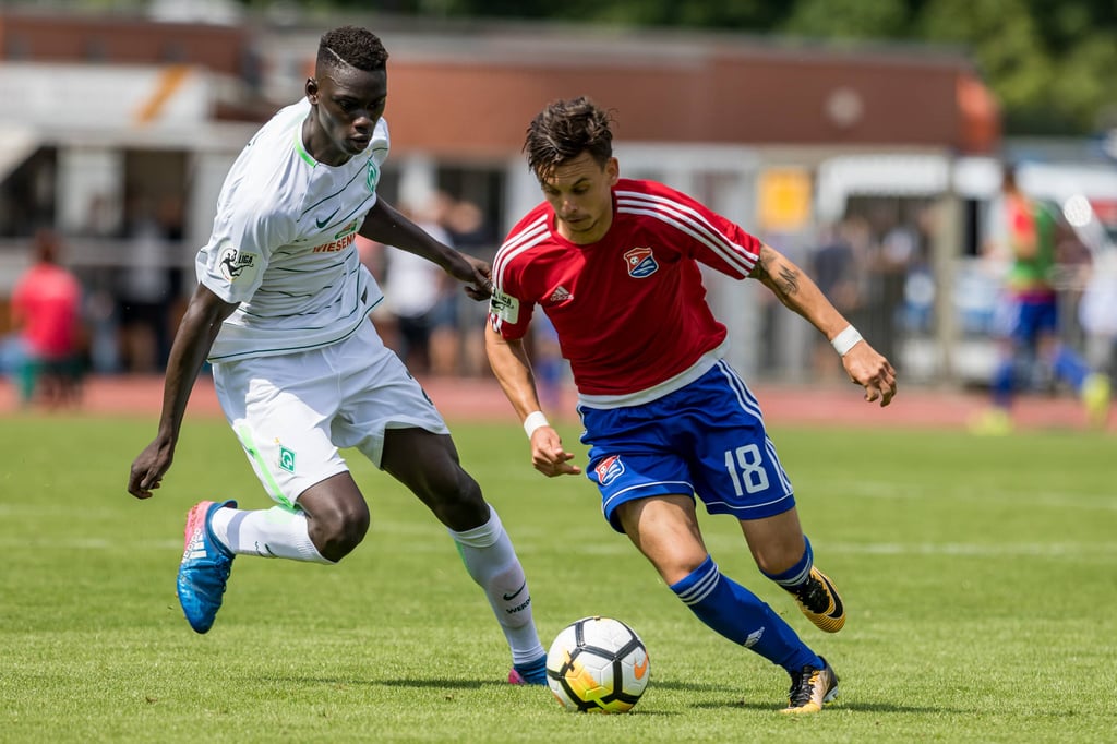 Idrissa Touré (l.) im Trikot der U23 des SV Werder.