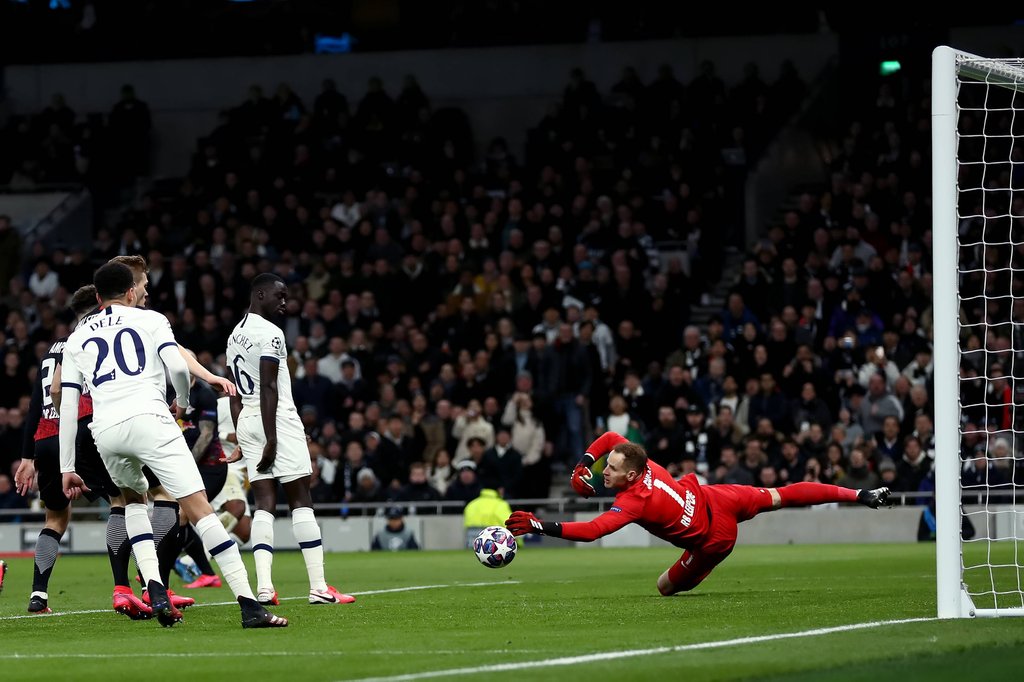 Panther gegen Bergwijns Schuss: Peter Gulacsi