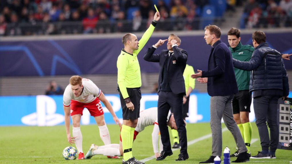 Zweite Gelbe Karte: Referee Lahoz verwarnt Trainer Julian Nagelsmann und Silvinho