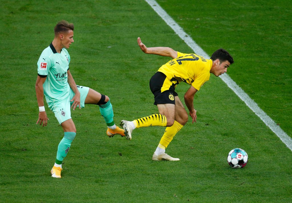 Hannes Wolf nimmt Tuchfühlung zur Sohle von Dortmunds Giovanni Reyna auf.