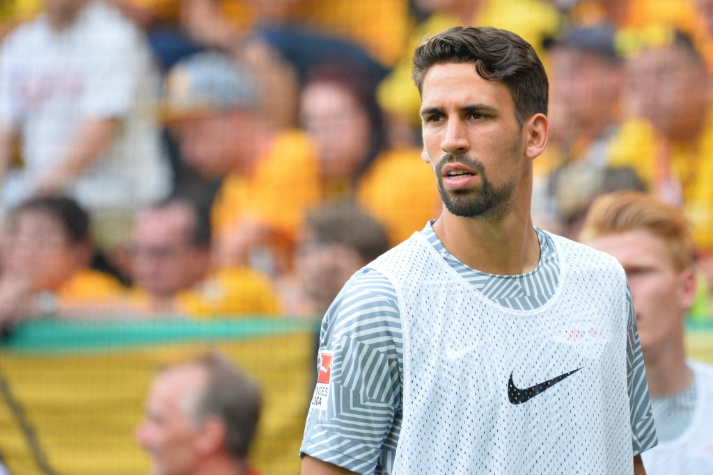 Leider eine gewohnte Perspektive. Rani Khedira guckt von draußen zu.
