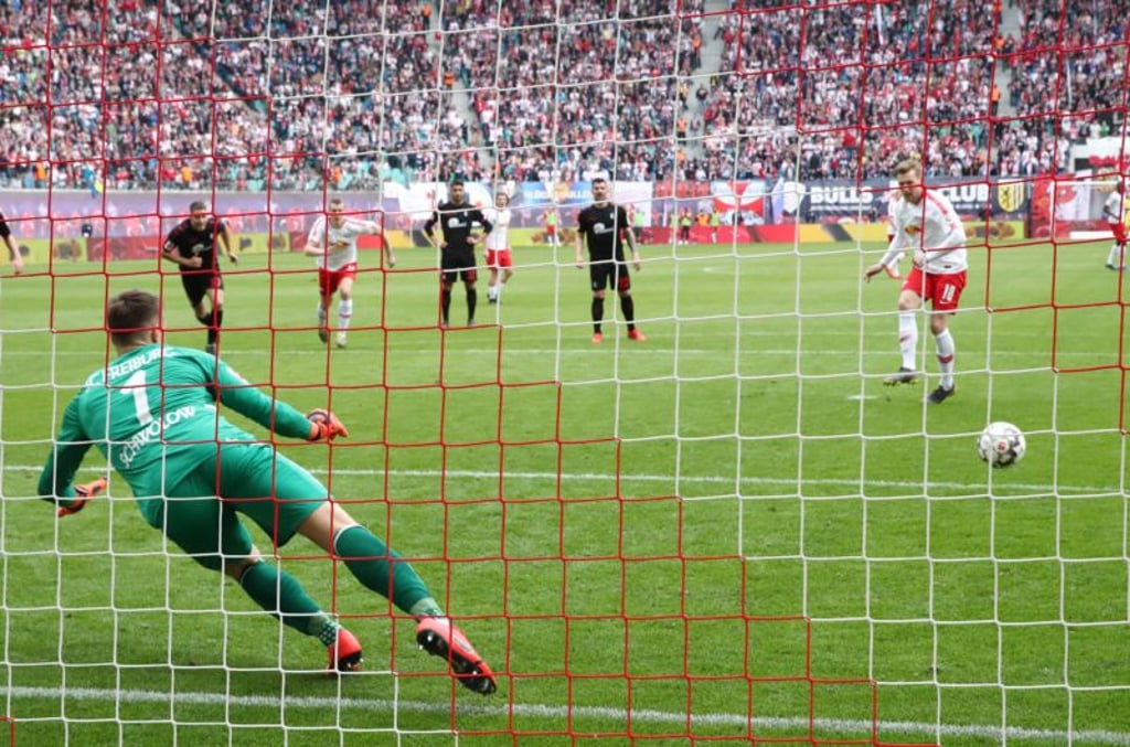 Im Bild: Tor für Leipzig zum 2:1. Emil Forsberg (10, RB Leipzig) verwandelt einen Elfmeter gegen Torwart Alexander Schwolow (1, Freiburg).