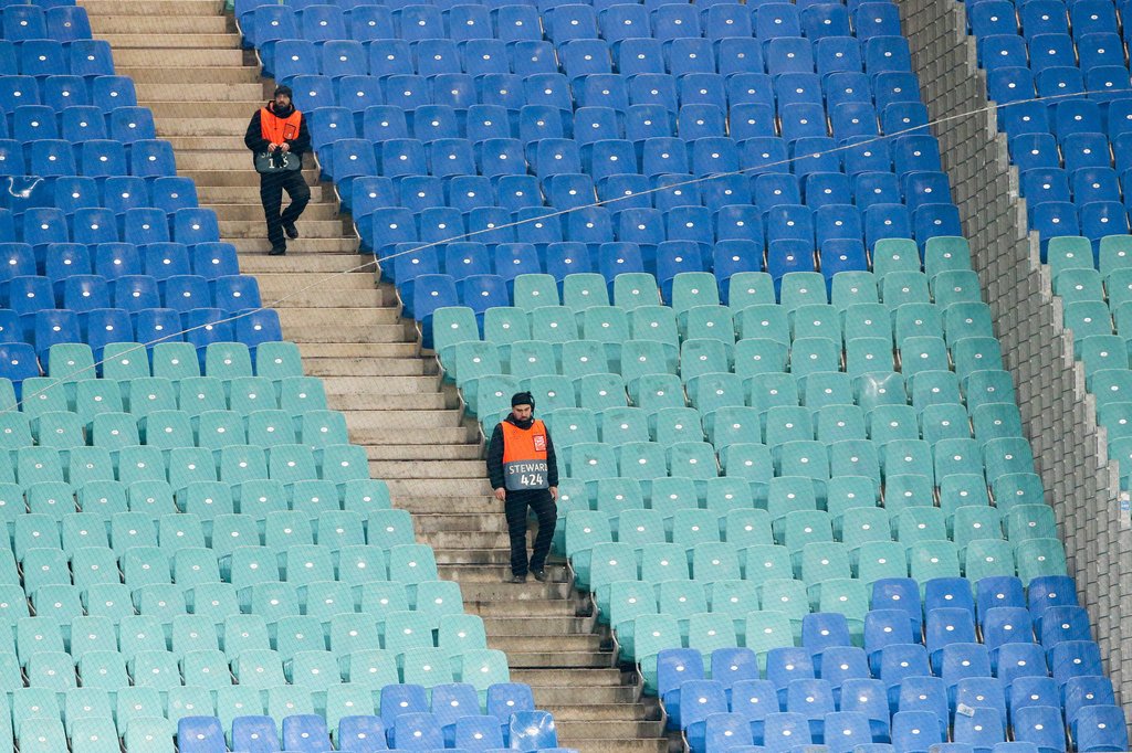 Leere Ränge, ins Stadion dürfen nur 215 Personen.