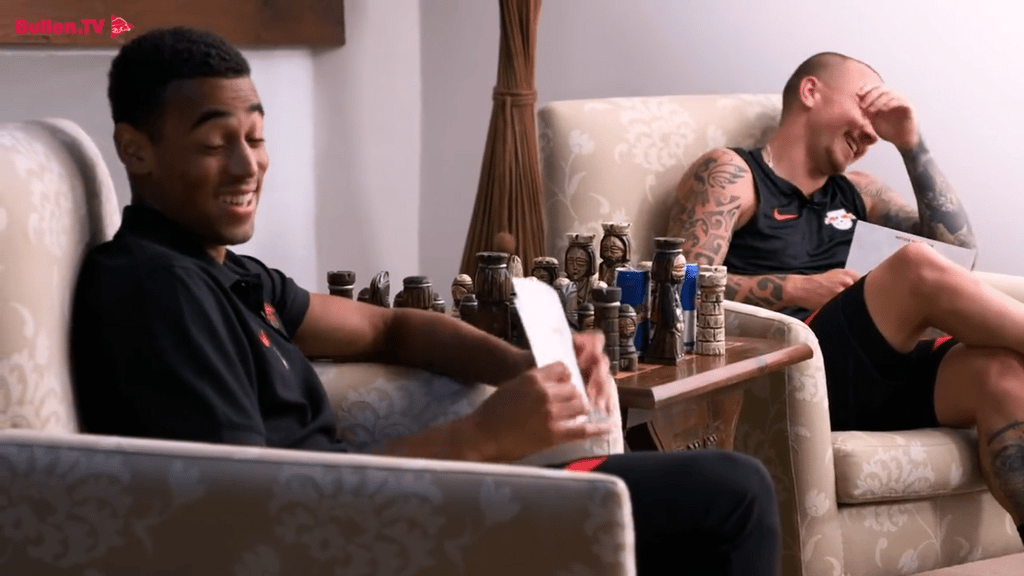 Tyler Adams und Angelino beantworten bei "Homies" wechselseitig Fragen.