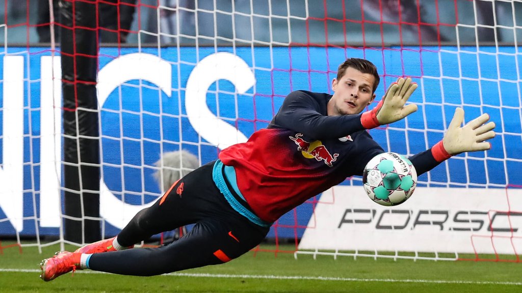 RB Leipzigs Nummer zwei Josep Martinez steht im Schatten von Peter Gulacsi.