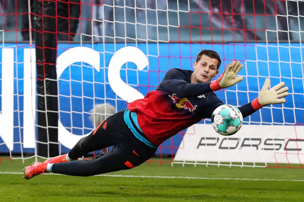 RB Leipzigs Nummer zwei Josep Martinez steht im Schatten von Peter Gulacsi.