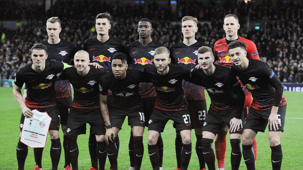 Nur drei Spieler hatten die eigentlich vorgesehenen Trikots an.