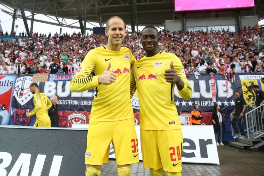 Zwei Torhüter für nur eine Position bei RB Leipzig. Steht diesmal Yvon Mvogo (rechts) statt Peter Gulacsi im Tor von RB Leipzig?