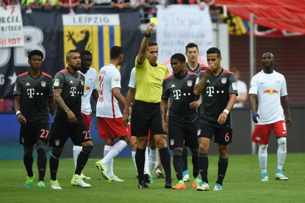 Auslöser für viel Unruhe. Tobias Stieler zeigt Douglas Costa die gelbe Karte. Die Stadionregie meint, sie habe Thiago gegolten.