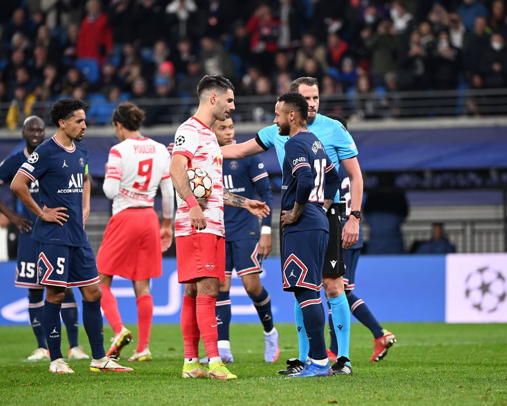 Dialog zwischen Dominik Szoboszlai (4.v.l.) und Neymar (2.v.r.) vor dem Strafstoß des RB-Profis.