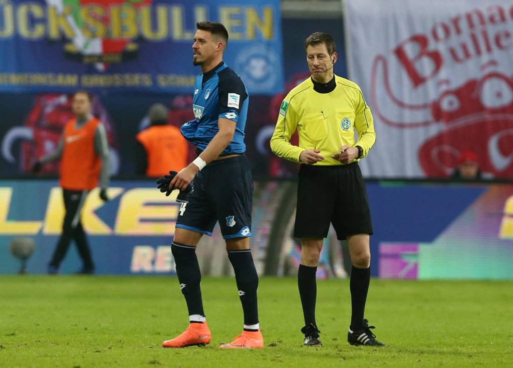 Wolfgang Stark schickt Sandro Wagner nach dessen Fpul an Stefan Ilsanker vom Platz
