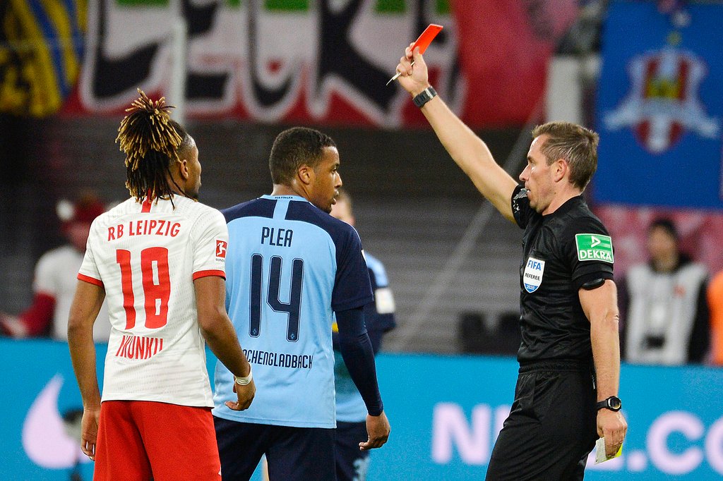 Rot gegen Gladbachs Plea: Tobias Stieler pfeift RB Leipzig gegen Hertha.