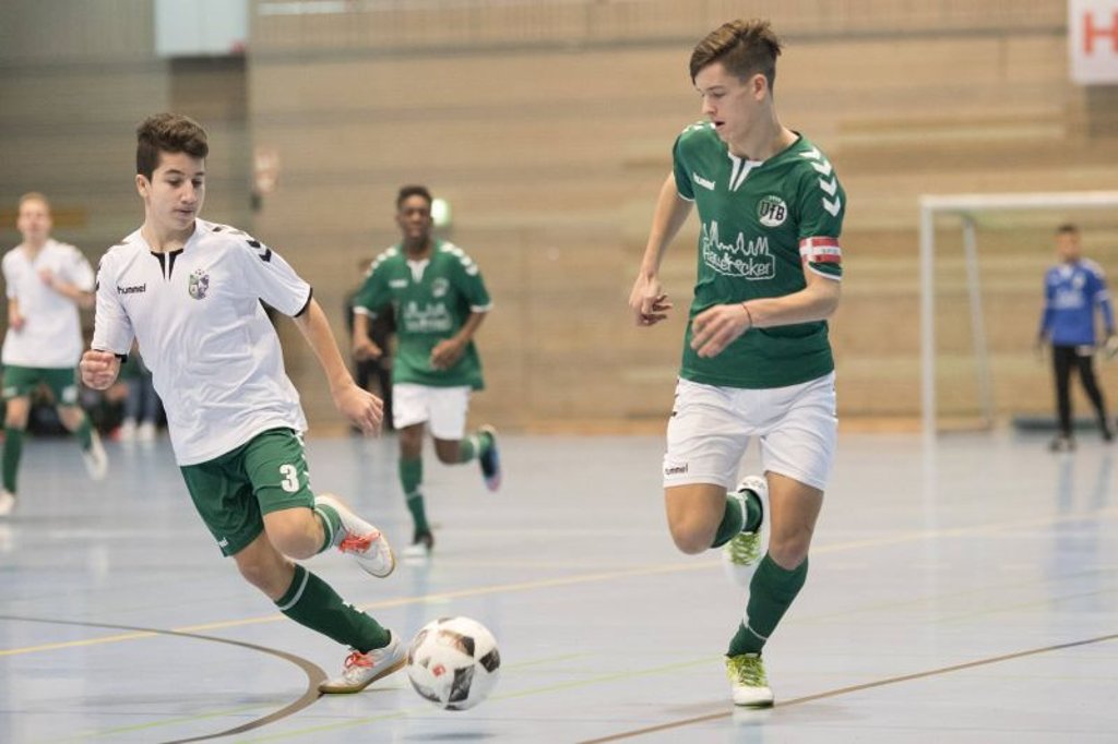 Timon Burmeister (r.) wechselt vom VfB Lübeck zum VfL Wolfsburg.