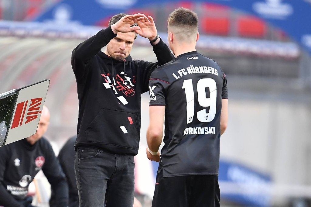 Dennis Borkowski und Robert Klauß klatschen ab.