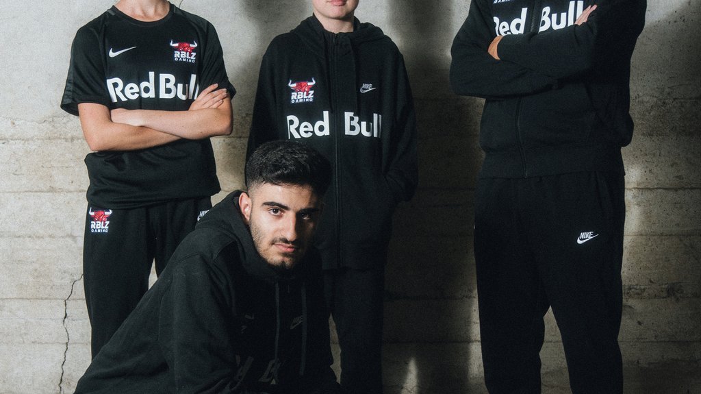 Lena Güldenpfennig, Umut Gültekin, Anders Vejrgang und Kapitän Richard Hormes (v.l.n.r.) von "RBLZ Gaming", dem FIFA-21-Team bei RB Leipzig.