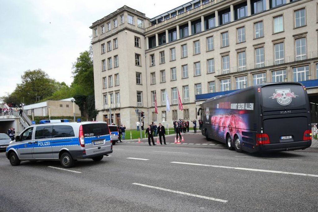 Während der Heimspiele von RB Leipzig ist die Polizei stets mit einem Großaufgebot in Stadionnähe.