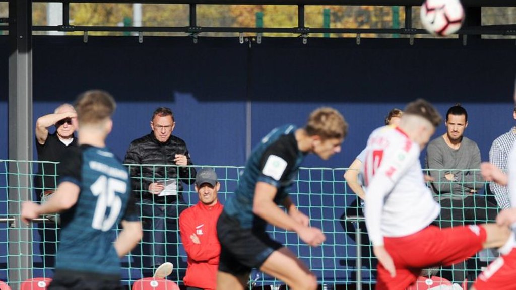 Ralf Rangnick beobachtet die Entwicklung der U19-Talente bei RB Leipzig ganz genau.