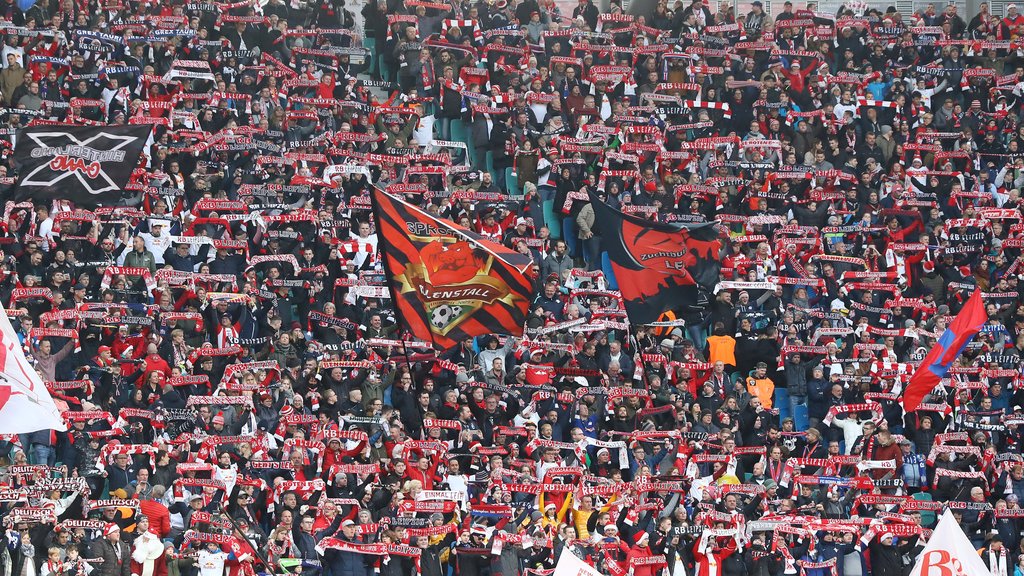 Nahezu volle Ränge auch gegen Augsburg: Fans von RB Leipzig.