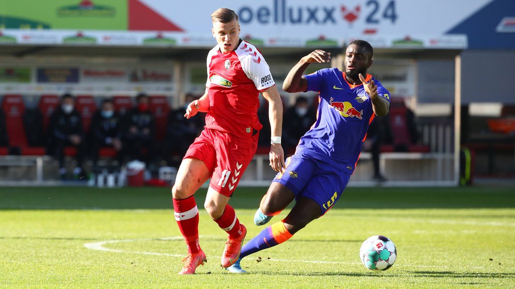 Ermedin Demirovic (l.) im Duell mit Dayot Upamecano.