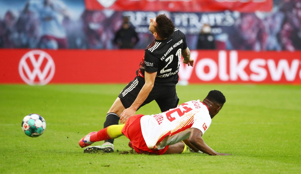 Nordi Mukiele bringt Lucas Hernandez zu Fall.