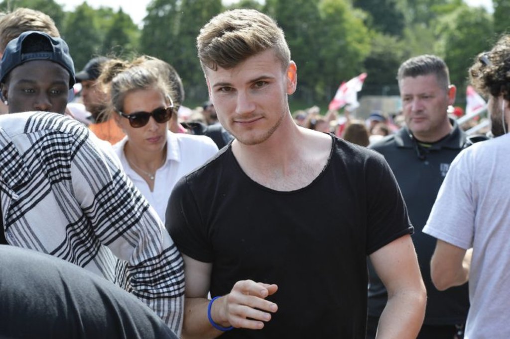 Timo Werner besucht eine Mannschaft für ein Torschusstraining und spendiert einen Döner. Symbolfoto: imago/opokupix