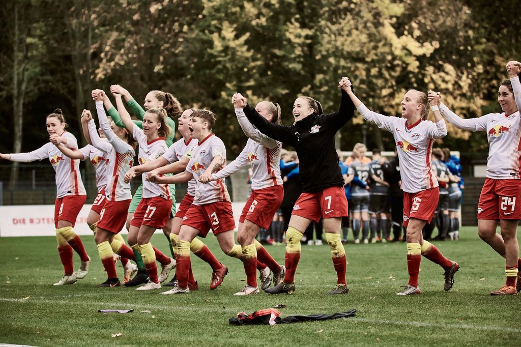 Die Frauen von RB Leipzig bejubeln den Einzug ins DFB-Pokalachtelfinale.
